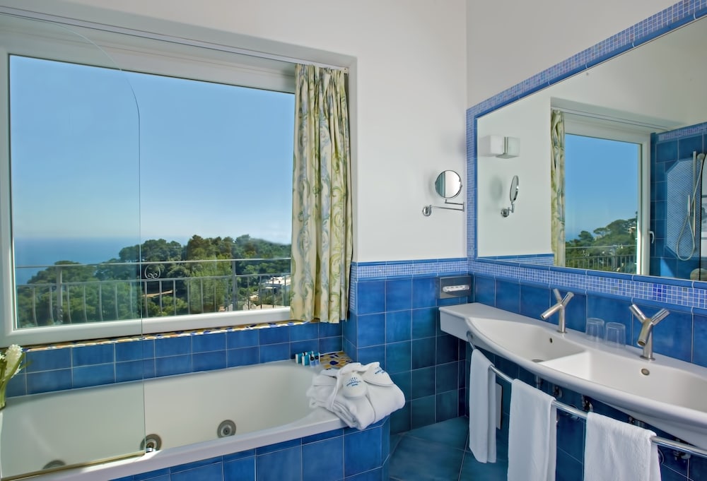 Deluxe Double or Twin Room, Jetted Tub, Sea View thumbnail 6