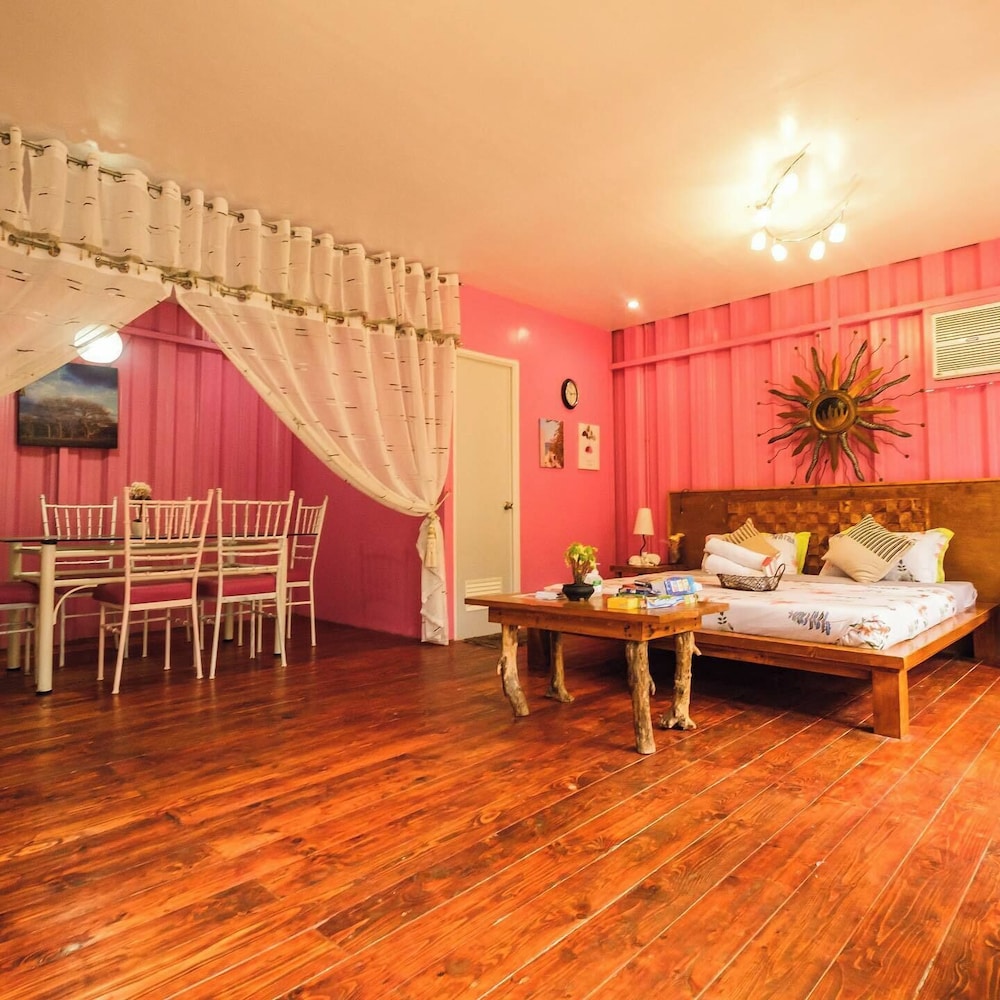 Family Room, 1 King Bed photo 2