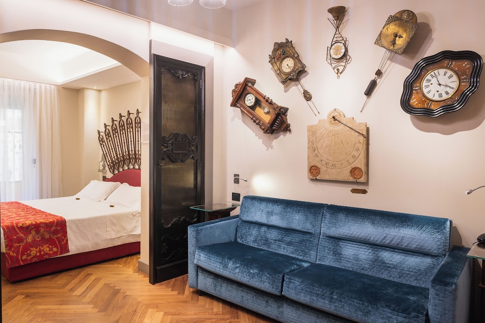 Deluxe Triple Room, 1 Queen Bed with Sofa bed photo 2