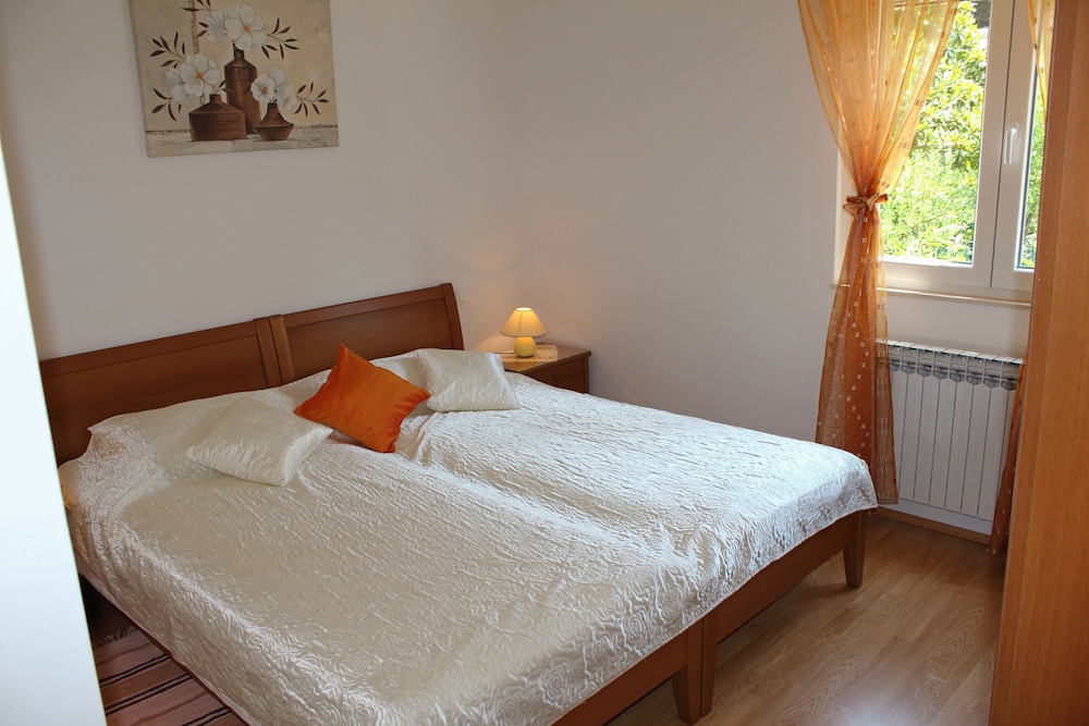 Apartment (Two-Bedroom Apartment with Balcony)