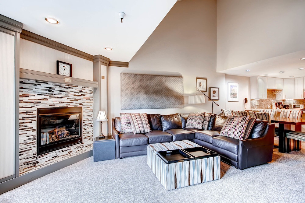 Premier Condo, 3 Bedrooms
