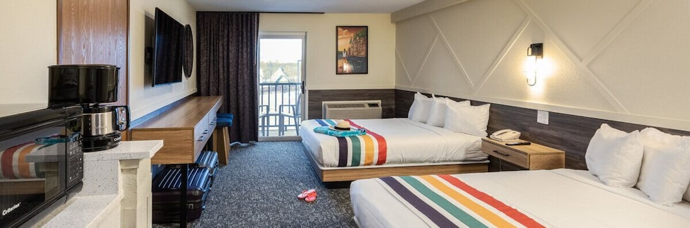 Standard Room, 2 Queen Beds, Balcony photo 2