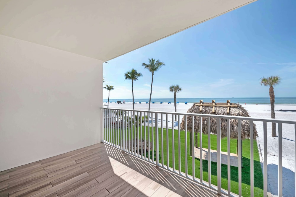 Standard Room, Multiple Beds, Non Smoking, Balcony (with Sofabed;Gulf View) - Photo 9