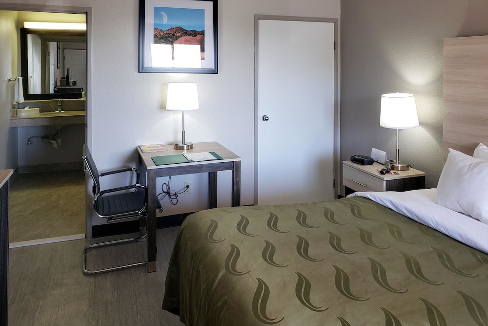 Business Room, 1 Queen Bed, Non Smoking (Upgrade) - Photo 1