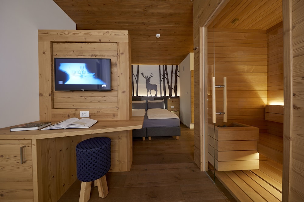 Superior Room, 1 King Bed, Non Smoking, Mountain View photo 2