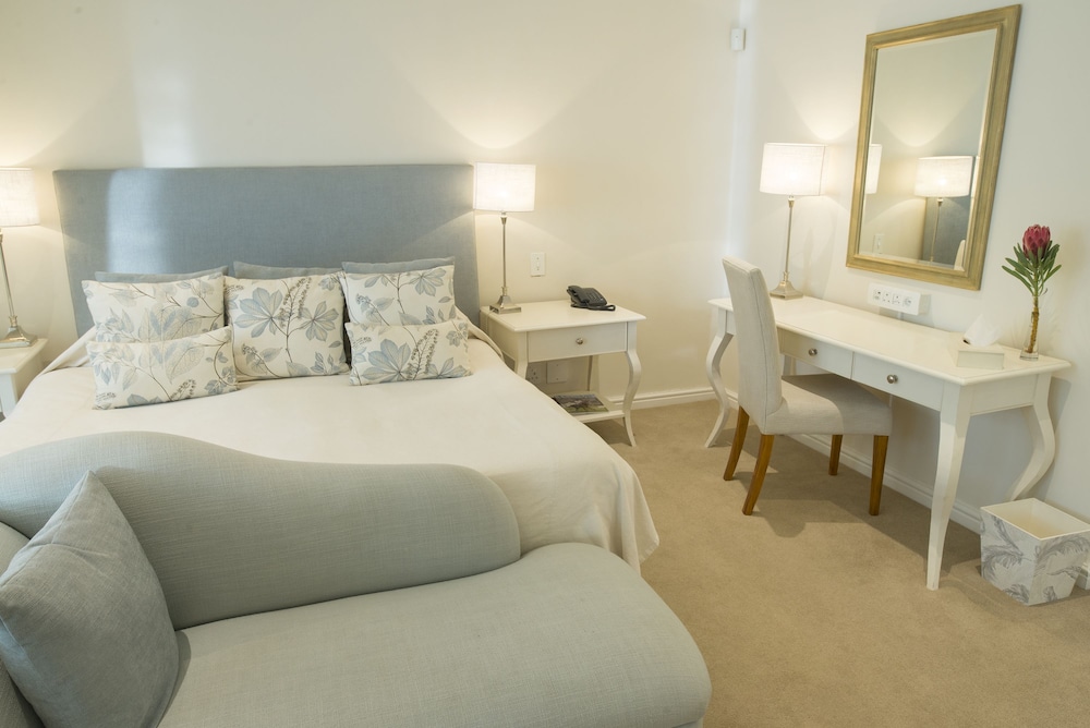 Suite, 1 King Bed, Poolside - Photo 5
