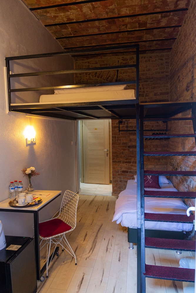 Economy Triple Room photo 1