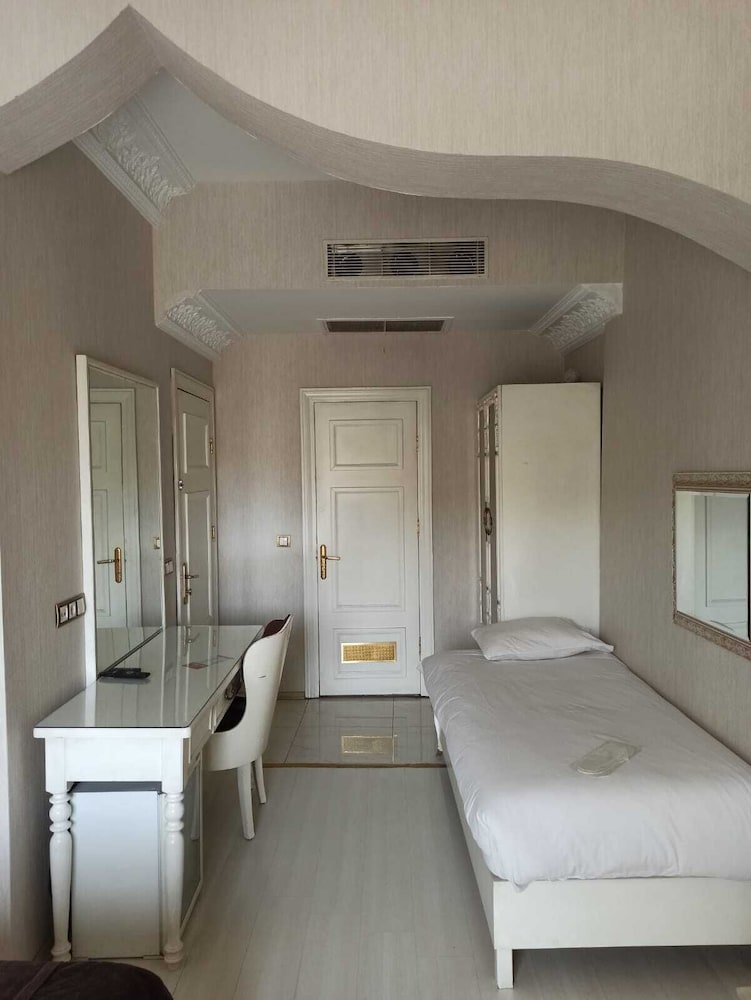 Basic Triple Room, Multiple Beds photo 3