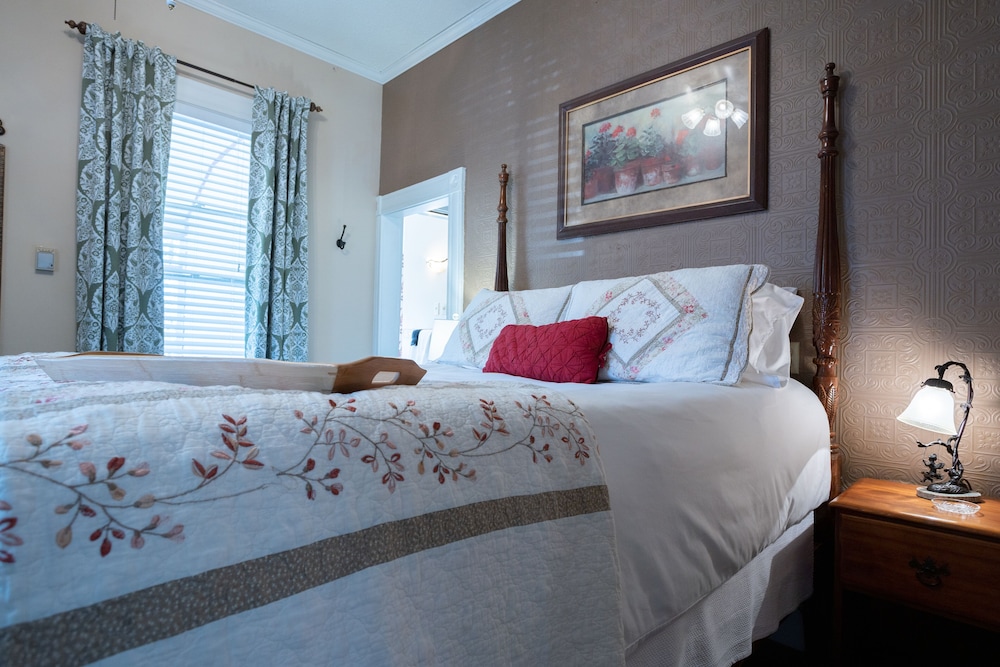 Hummingbird Suite photo 1