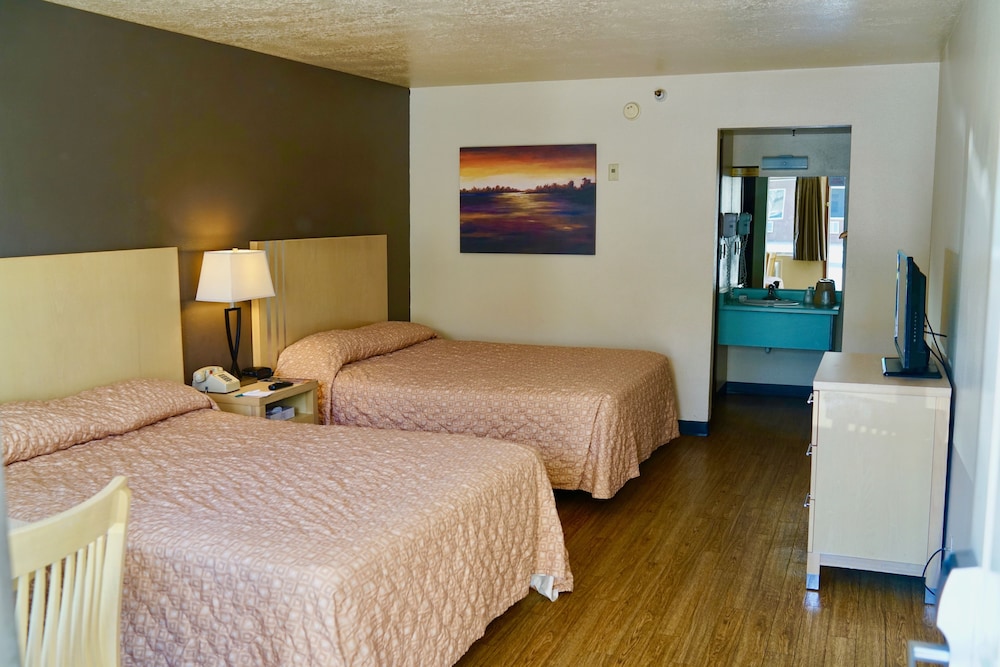 Pet Friendly Room, 2 Queen Beds ($20 daily pet fee collected by hotel) - Photo 1