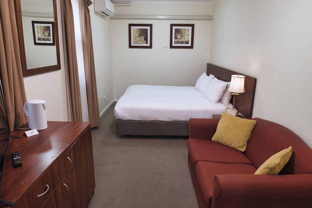 Classic Room, 1 King Bed - Photo 2