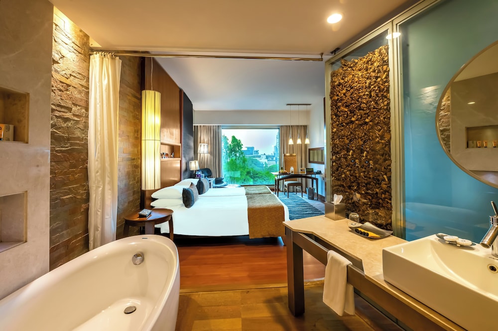 Premier Room with Bathtub - Photo 9