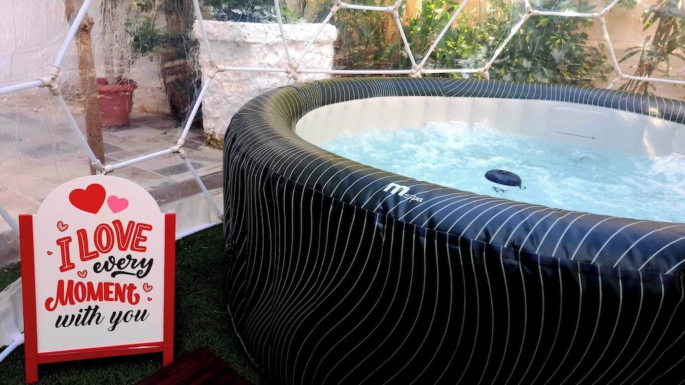 Relax in Elliniko Hidden Gem-vintage Bungalow With Garden and Hot Tub in an Iglo, Billede 10