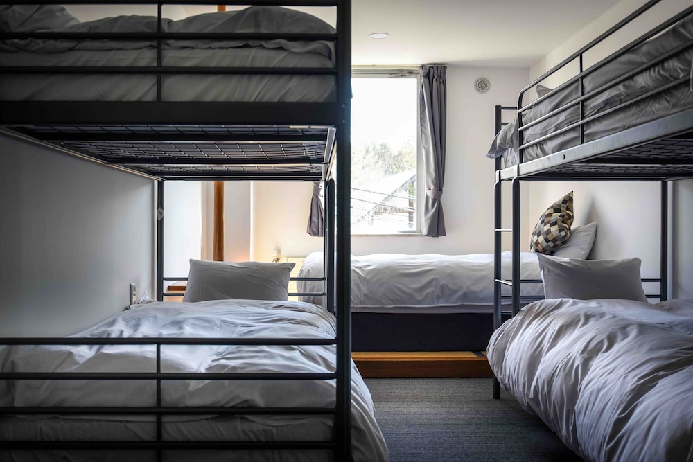 Economy Shared Dormitory, Mixed Dorm (Bunk bed and 1 single bed Up To 5 ppl)