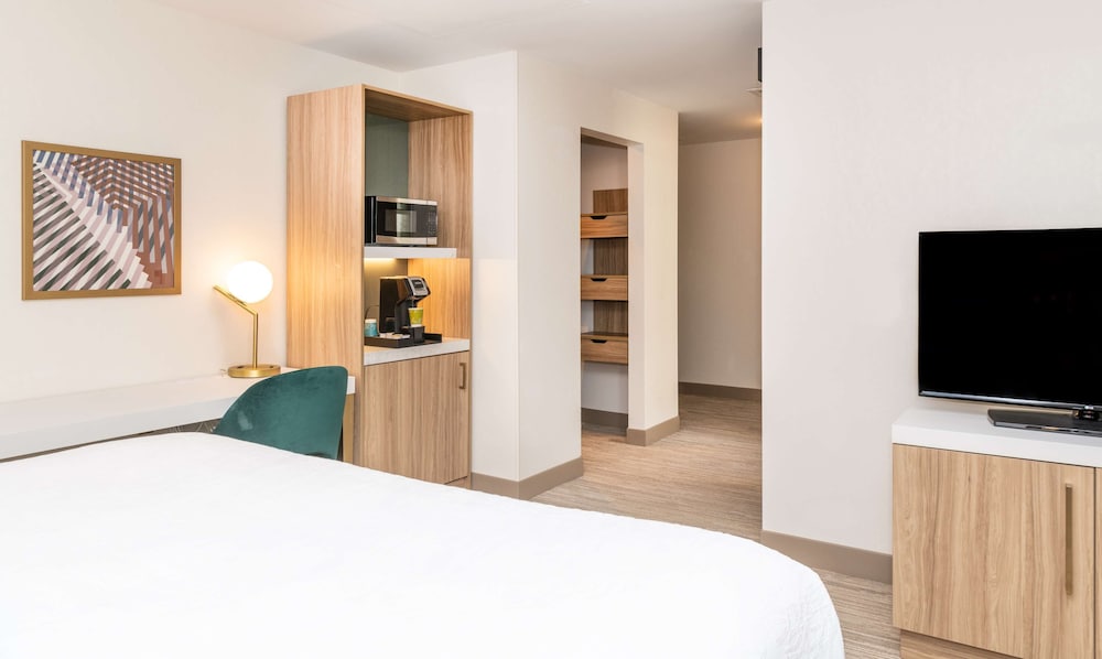 Deluxe Room, 1 King Bed - Photo 1