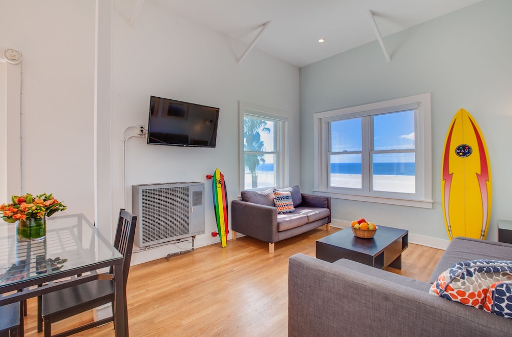 Ocean Front One Bedroom Suite thumbnail 5