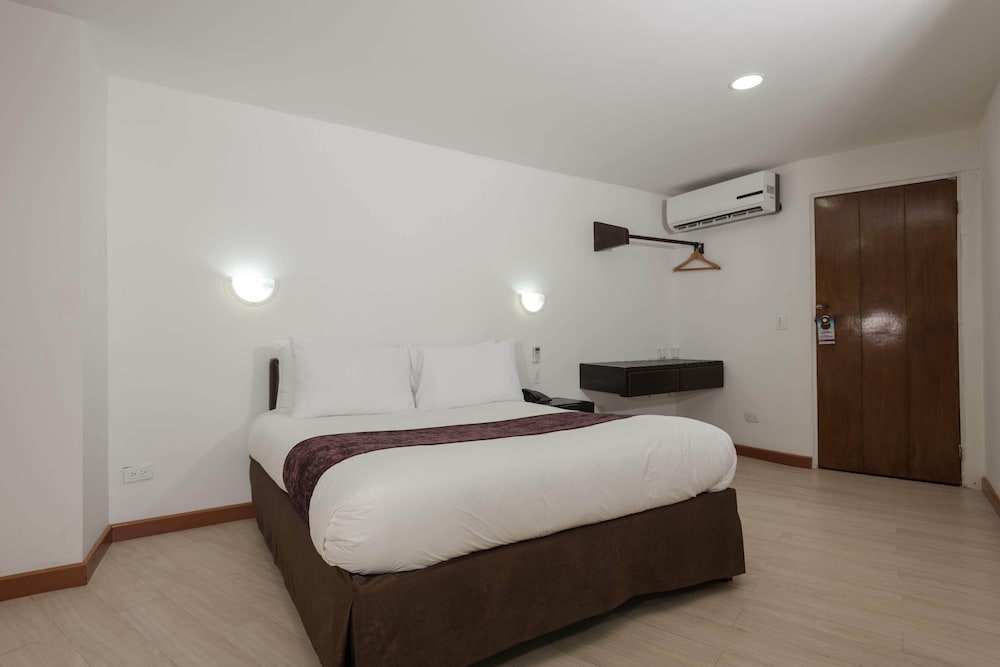 Standard Room, 2 Queen Beds photo 2