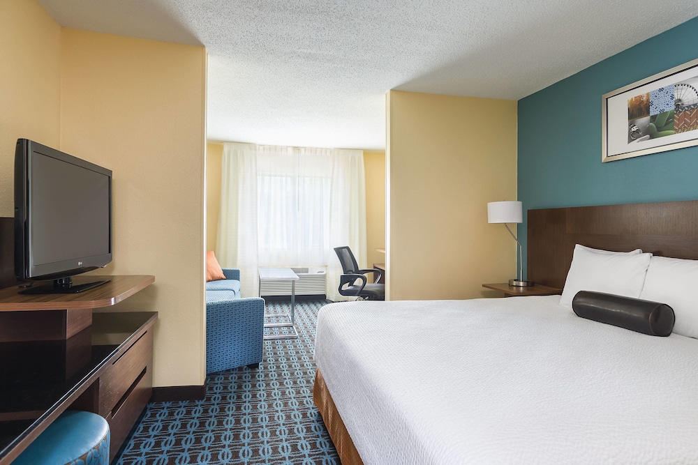 Executive Suite, 1 King Bed with Sofa bed - Photo 1