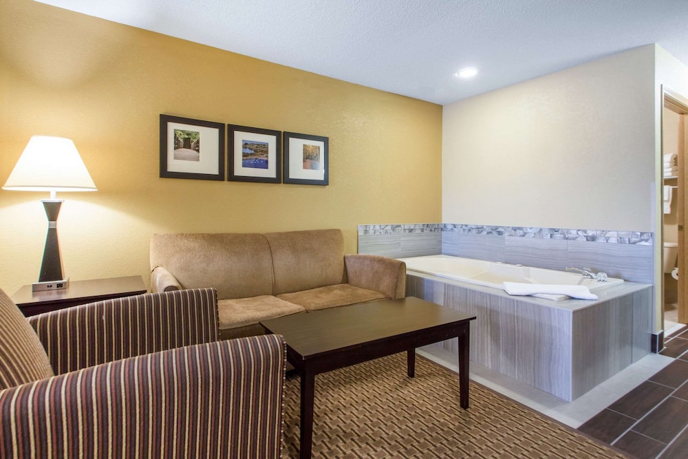 Suite, Multiple Beds, Non Smoking, Hot Tub (2 Queen, 2 Person Sofa Bed) - Photo 4