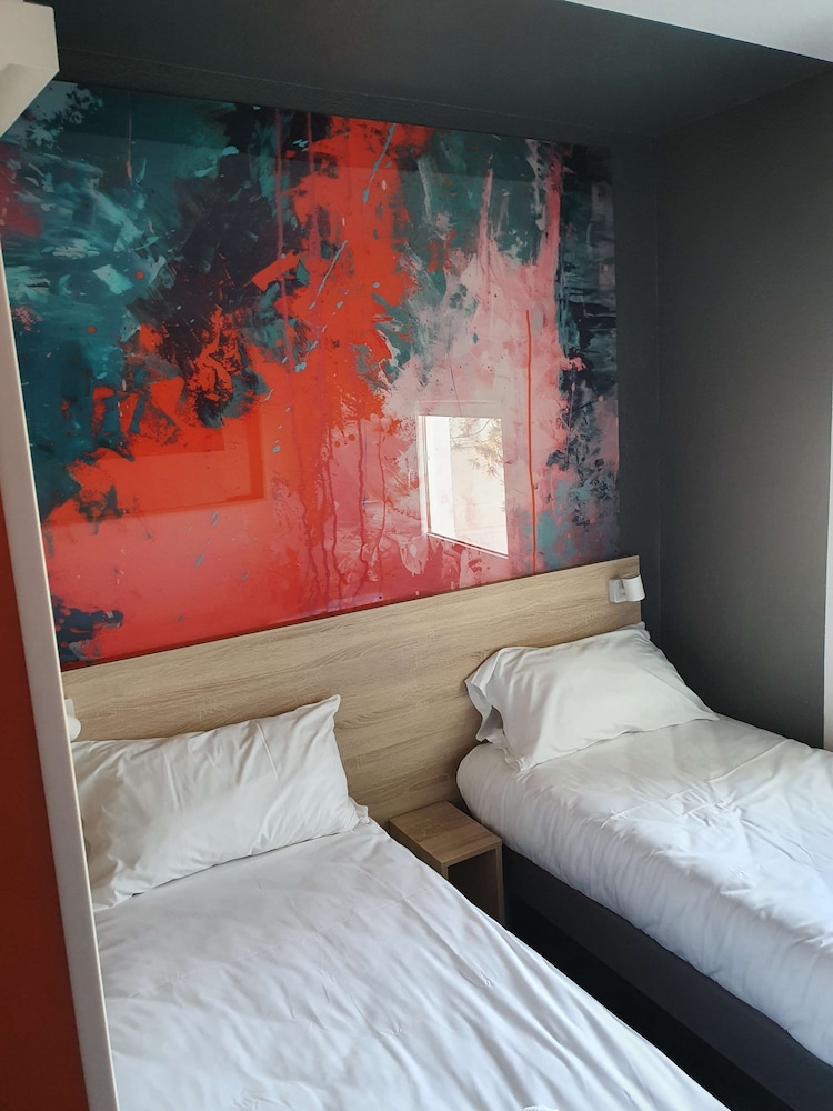 Standard Room, 2 Twin Beds - Photo 25
