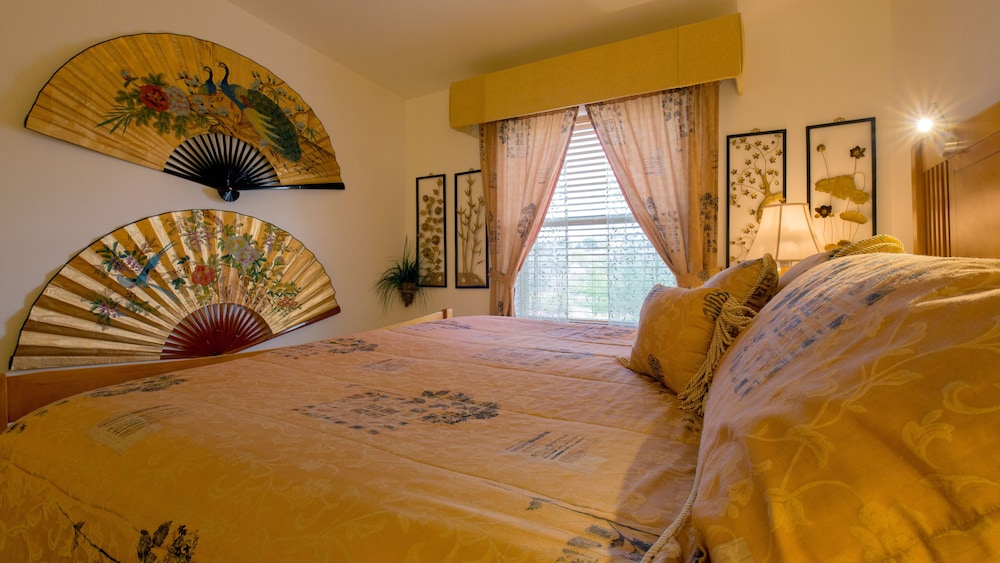 Standard Room, 1 King Bed, Ensuite photo 3