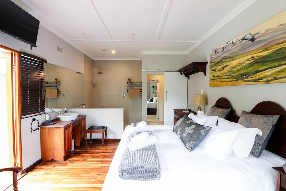 Double Room, 1 King Bed, Garden View photo 2