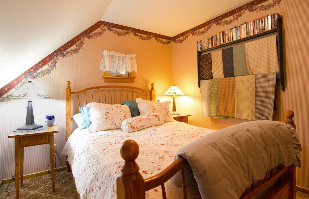 Carriage House Suite (Stationary Ladder to Loft with Dbl Bed. Air Mattress in Living Room) photo 1