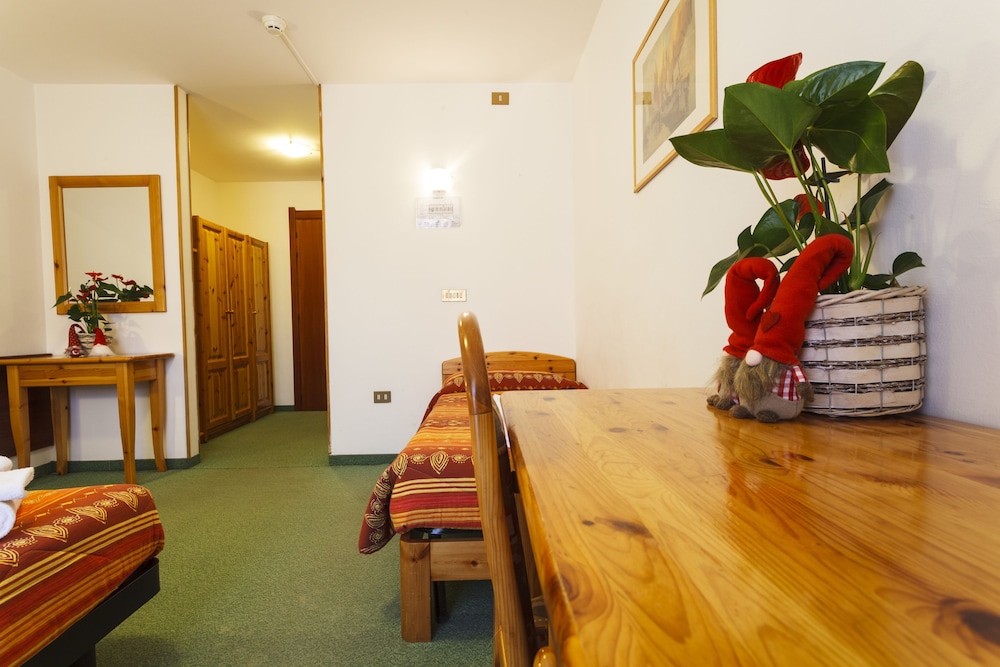 Classic Triple Room photo 2