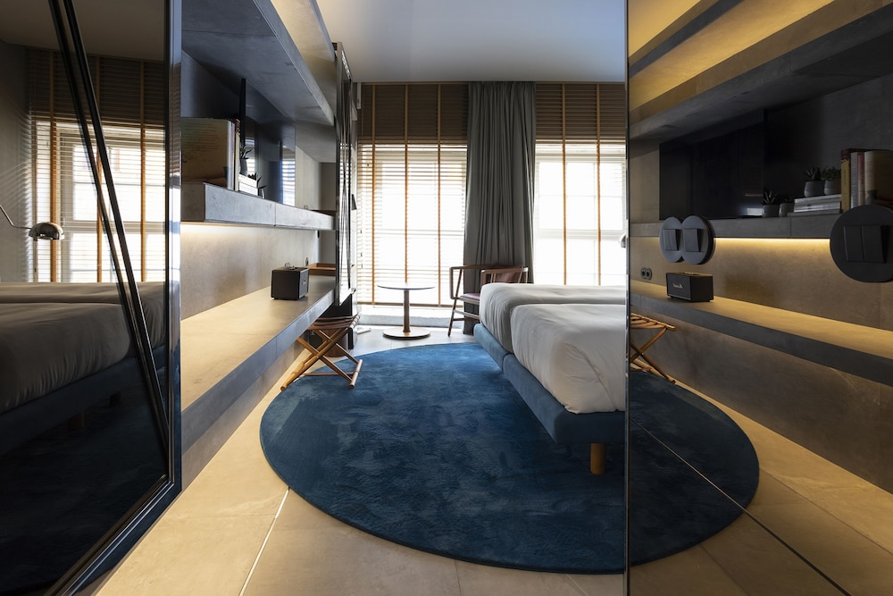 Double Room (Custom) - Photo 8