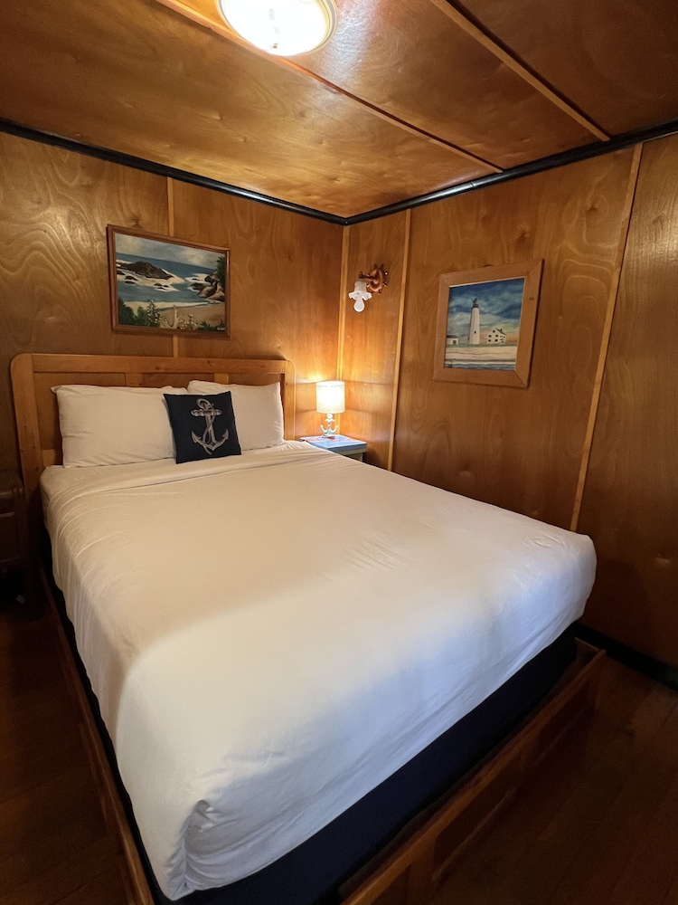 Courtyard Cabin 6- Pet Friendly