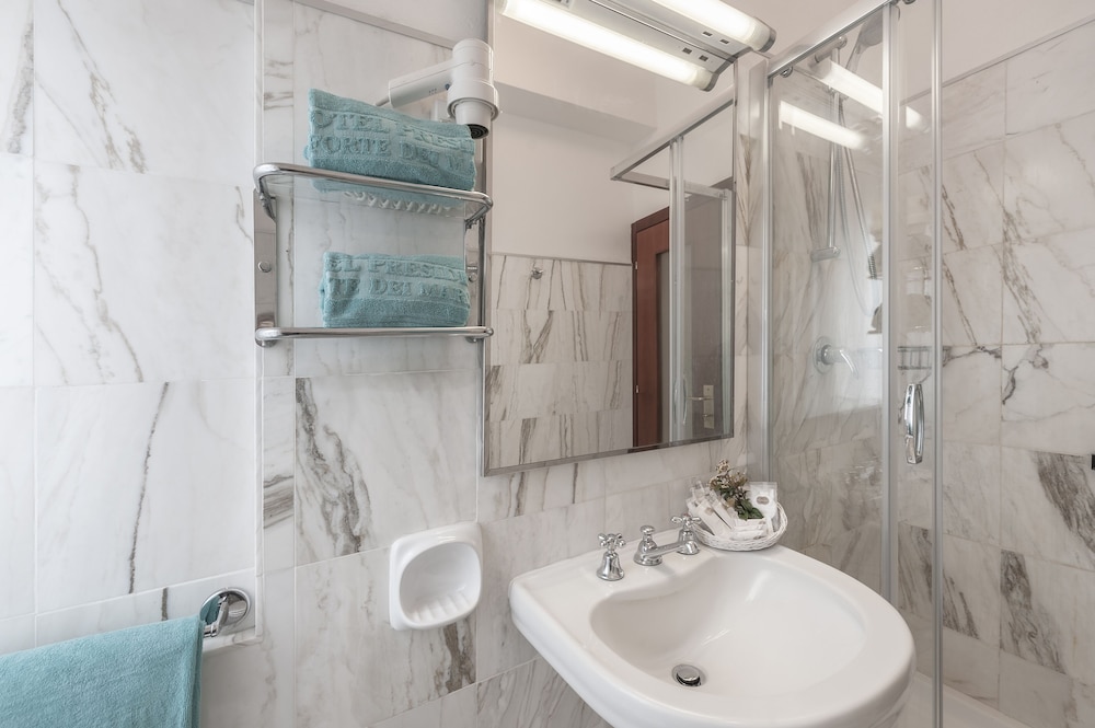 Standard Double or Twin Room - Photo 5