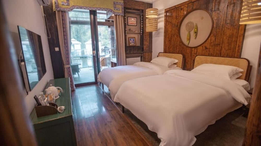 Twin room with Lotus Pond View, Balcony, Bathtub and Fireplace photo 3