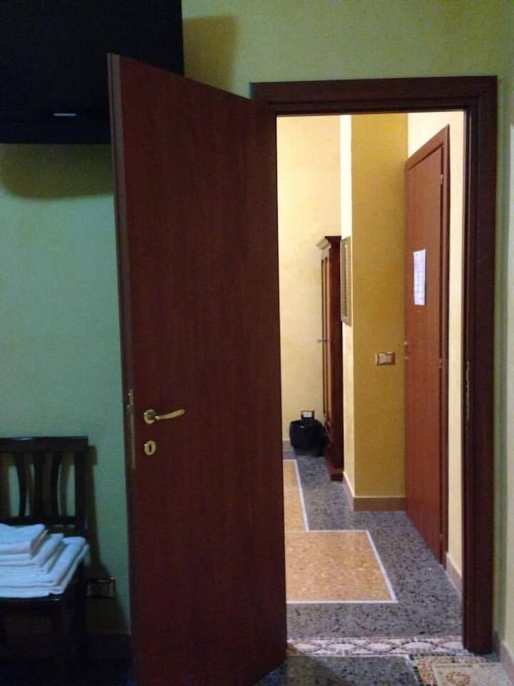 Standard Triple Room, Private Bathroom photo 2