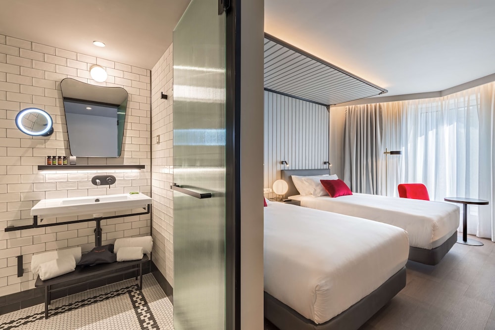 Room, 2 Queen Beds, City View
