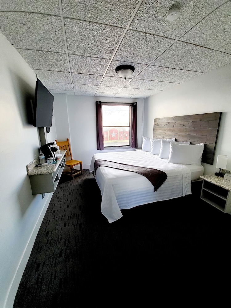 Deluxe Room, 1 King Bed photo 1