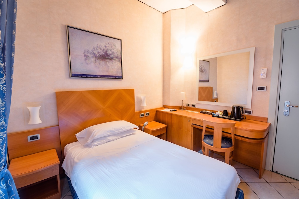 Superior Single Room, 1 Bedroom (Large Single Bed) photo 3