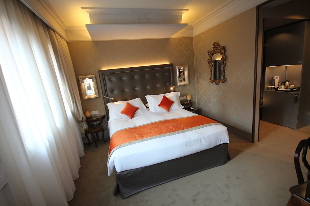 Deluxe Triple Room, 1 King Bed with Sofa bed, Balcony (Canal View)