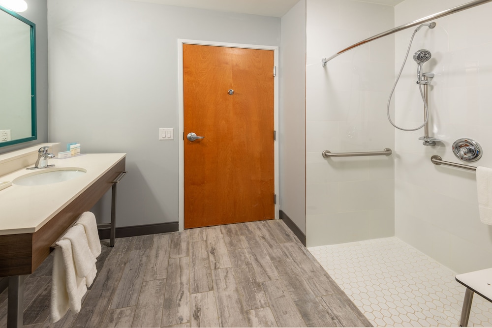 Room, 1 King Bed, Accessible, Bathtub (Hearing) - Photo 3