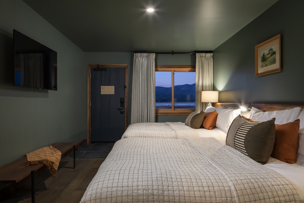 Standard Room, 2 Double Beds, Partial Lake View photo 3