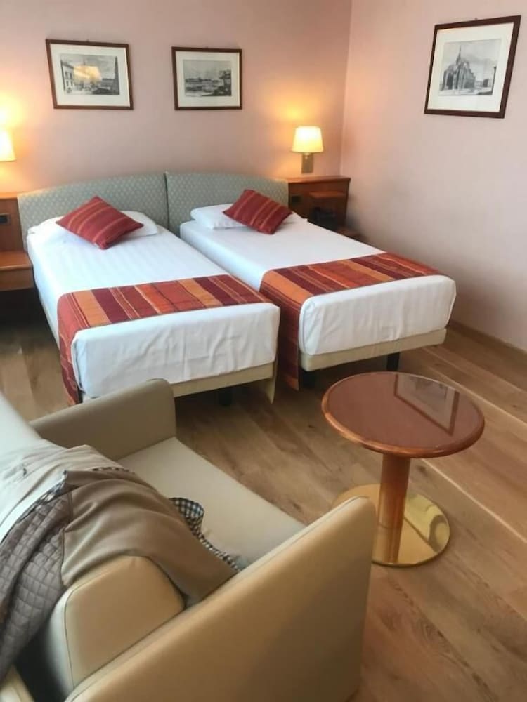Twin Room - Photo 1