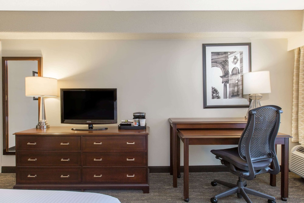 Deluxe Room, 1 King Bed, Non Smoking - Photo 2