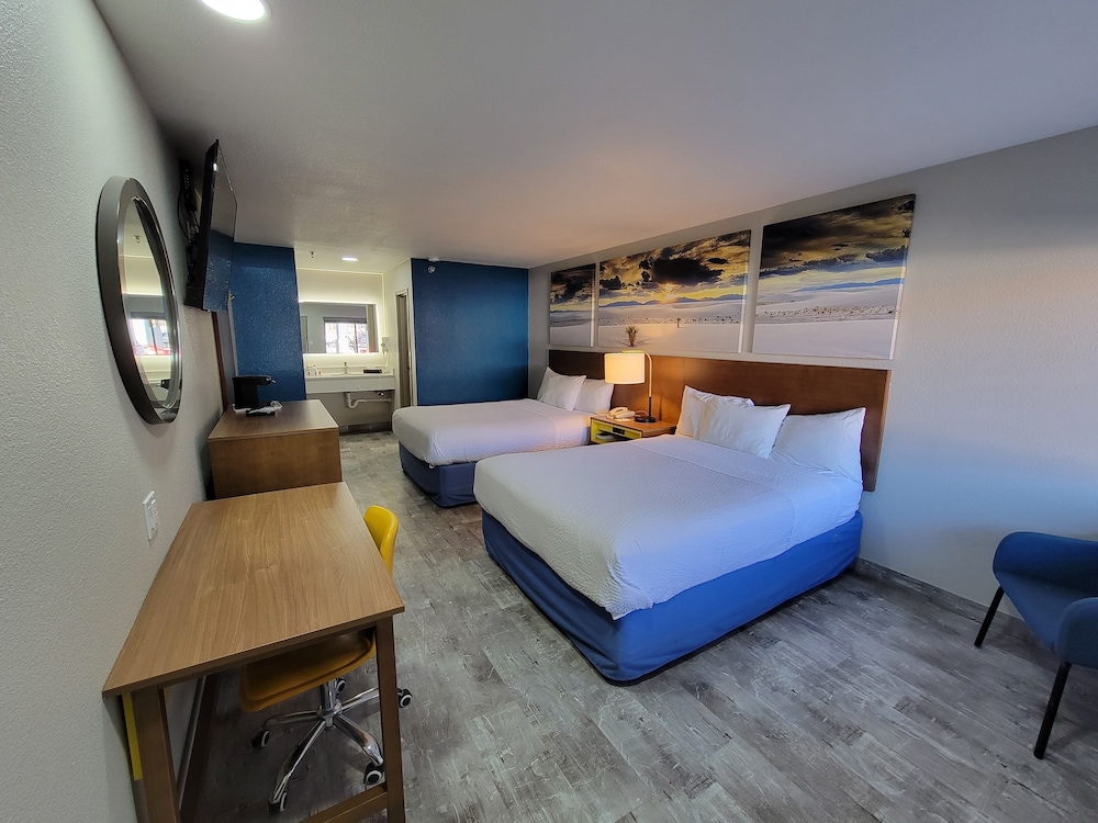 Standard Room, 2 Queen Beds, Refrigerator & Microwave - Photo 2