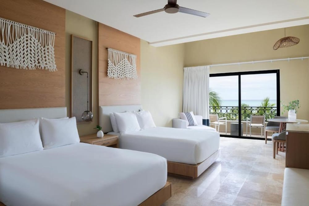 Club Level Junior Suite Ocean Front Double - Photo 1
