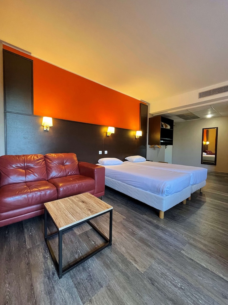 Standard Room, Multiple Beds - Photo 1