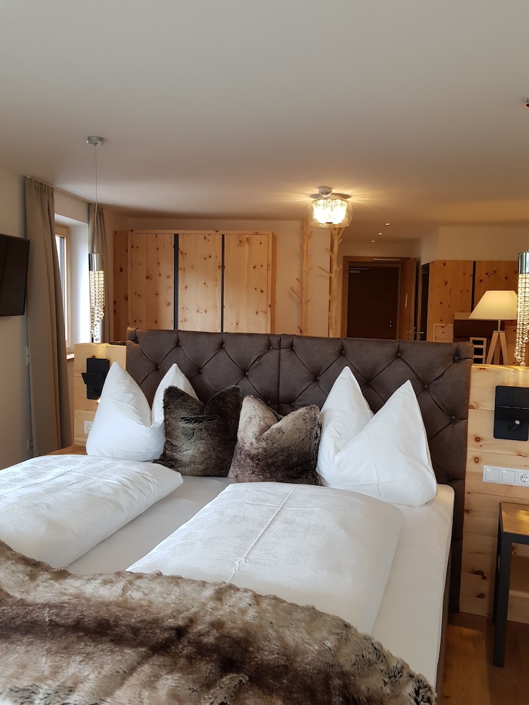 Deluxe Studio, 1 Bedroom, Sauna, Poolside (Zirbenholzsuite) photo 1