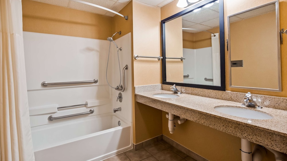Standard Room, Multiple Beds, Accessible, Non Smoking - Photo 5