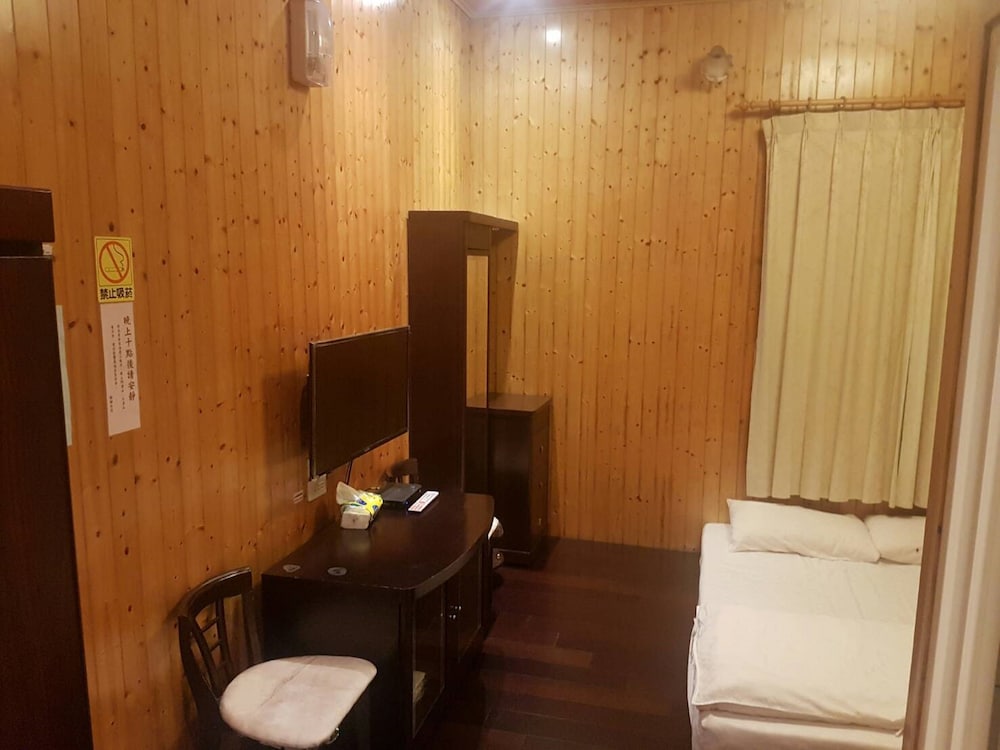 Economy Quadruple Room photo 2
