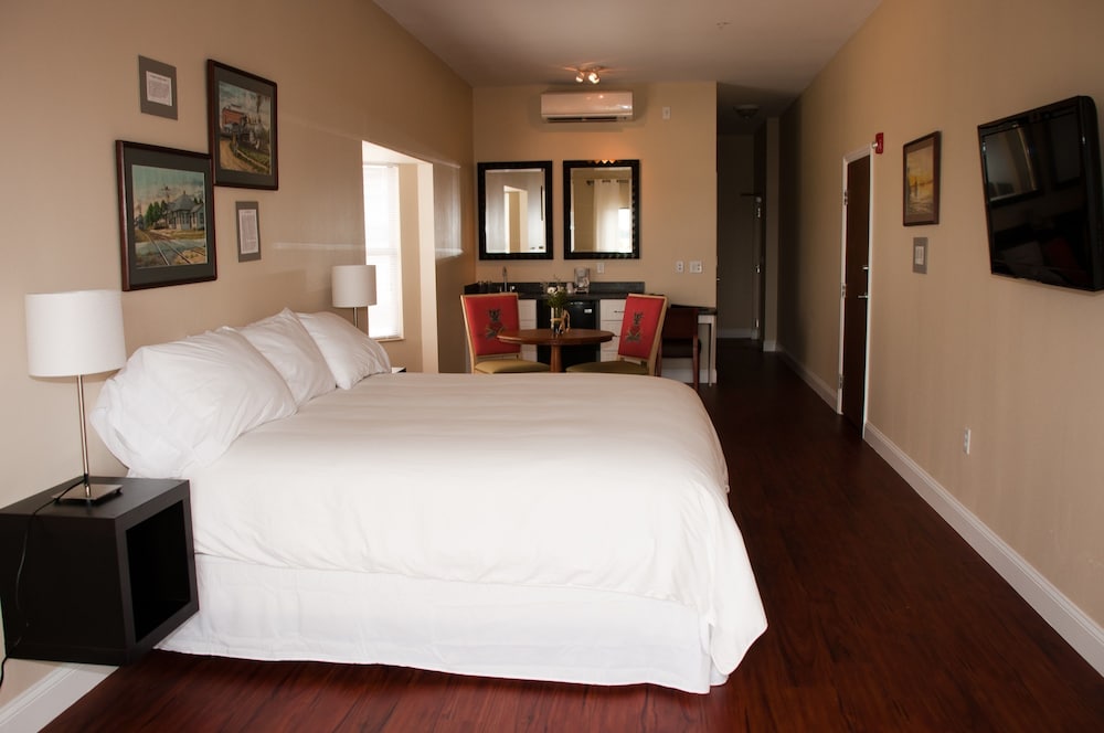 Room, Multiple Beds, Non Smoking, Lake View photo 1