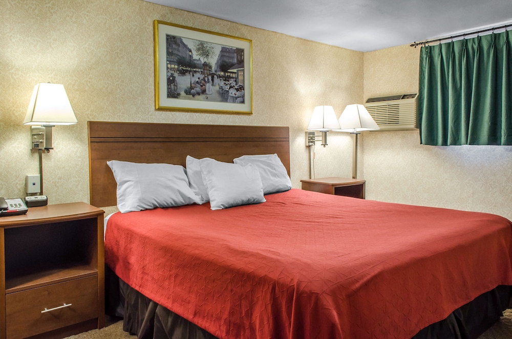Standard Room, 1 King Bed, Non Smoking - Photo 2