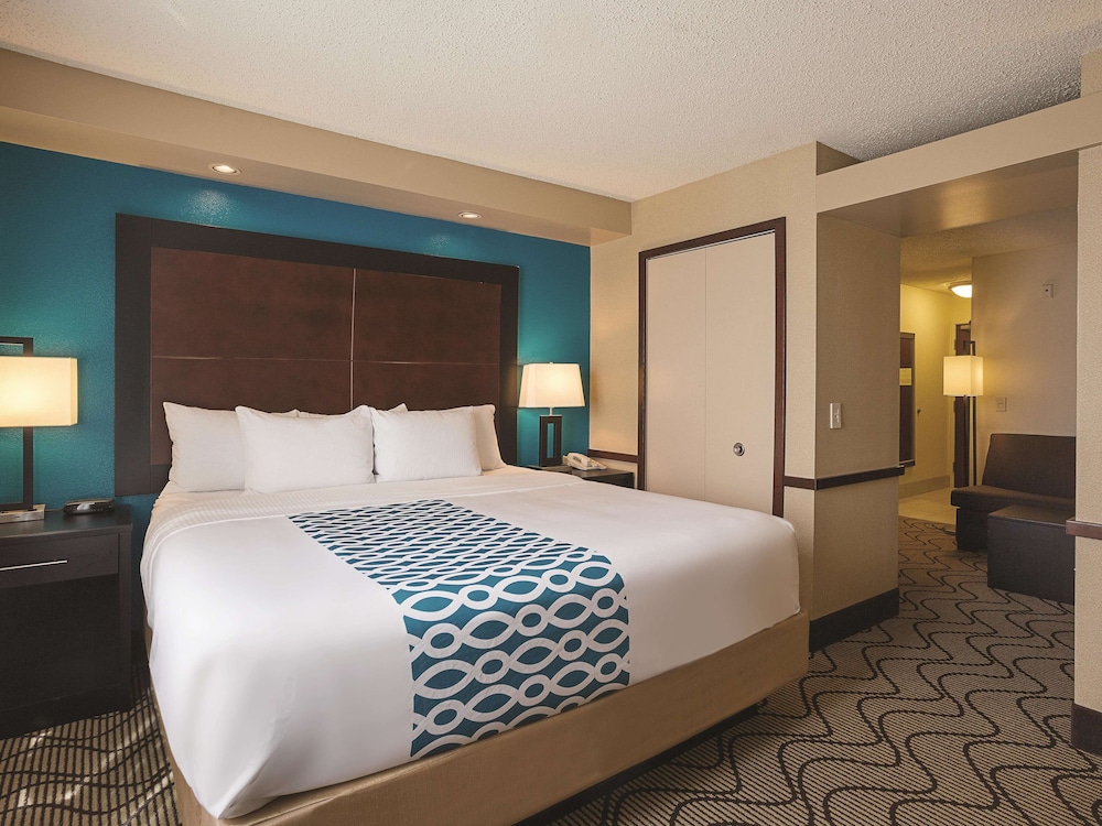Studio Suite, 1 King Bed, Non Smoking - Photo 2